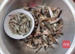 小鱼虾贴饼的做法图解1