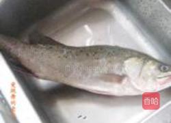 椒盐香煎海鲈鱼的做法图解1