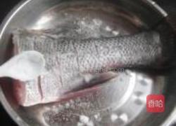 椒盐香煎海鲈鱼的做法图解2