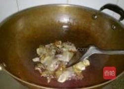 大蒜炒腊肉的做法图解5