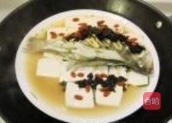 橄榄菜蒸鲈鱼的做法图解4