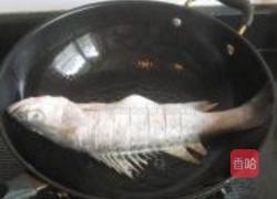蒜子烧海鲈鱼的做法图解2