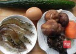 虾仁黄瓜盅的做法图解1
