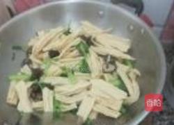 香菇炒腐竹的做法图解8