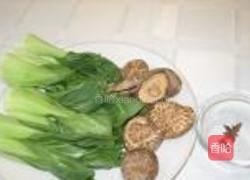 小油菜揽香菇的做法图解1