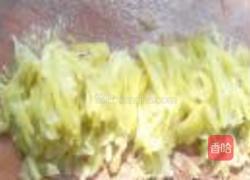 榨菜皮蛋拌豆腐的做法图解2