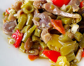 酸豆角炒鸡杂