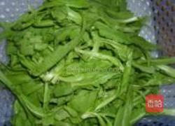 茼蒿鲫鱼豆腐汤的做法图解1