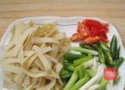 青蒜炒千张的做法图解2