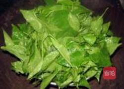 皮蛋瘦肉煮辣椒叶的做法图解1