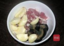 皮蛋瘦肉煮辣椒叶的做法图解2