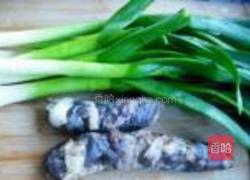 青蒜炒腊肠的做法图解1