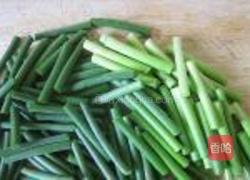 鱼片炒蒜苔的做法图解2