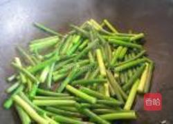 鱼片炒蒜苔的做法图解4