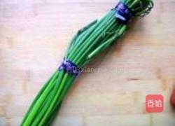 蒜薹红肠的做法图解1