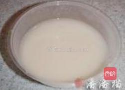金枪鱼玉米竹炭餐包的做法图解1