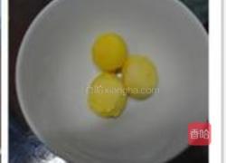 制作蛋黄油的做法图解1
