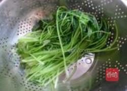 香菜拌花生的做法图解1