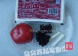 猪血番茄木耳汤的做法图解1