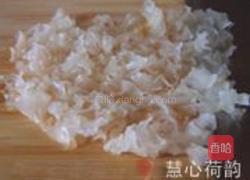 银耳香梨甘蔗罗汉果蜂蜜茶的做法图解2