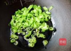 苦瓜鸡蛋炸酱面的做法图解2