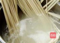 苦瓜鸡蛋炸酱面的做法图解6