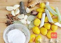 板栗大蒜烧肉的做法图解1