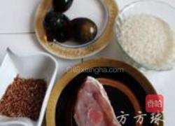 皮蛋瘦肉粥的做法图解1