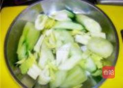黄瓜芹菜汁的做法图解2