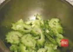 蒜头豆豉爆苦瓜的做法图解1