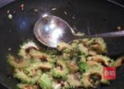 蒜头豆豉爆苦瓜的做法图解3