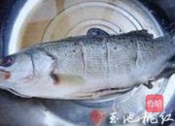 彩椒焗烤海鲈鱼的做法图解1