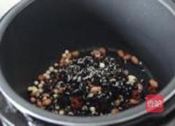黑米八宝粥的做法图解3