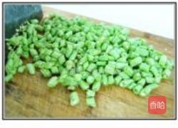 香肠豇豆粒的做法图解2