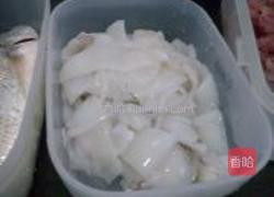 鲜鱿炒荷兰豆的做法图解1