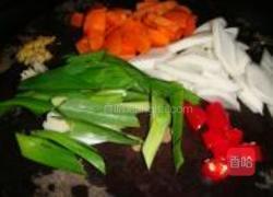 大蒜胡萝卜炒牛肉的做法图解2
