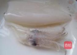 西芹炒鲜鱿的做法图解1
