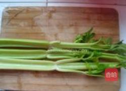 西芹炒鲜鱿的做法图解2