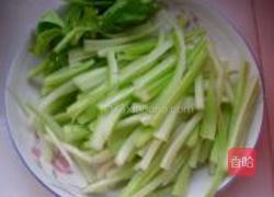 西芹炒鲜鱿的做法图解4