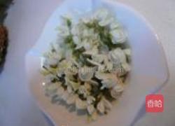 槐花饼的做法图解1