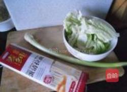 白菜丝热汤面的做法图解1