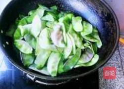 肉肠炒猪耳豆角的做法图解3