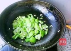 肉肠炒猪耳豆角的做法图解6