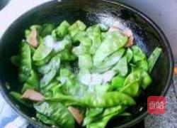 肉肠炒猪耳豆角的做法图解9