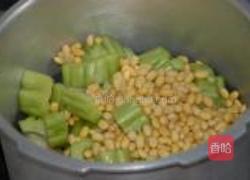 黄豆苦瓜猪骨汤的做法图解5