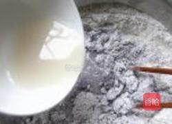 黑米葱油卷的做法图解2