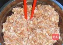 香菜肉馅大包子的做法图解3