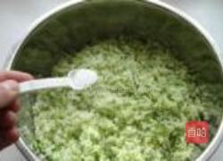萝卜虾皮鸡蛋水饺的做法图解3