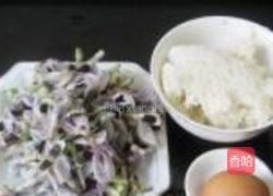 蚕豆花鸡蛋粥的做法图解1