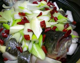 蒜香鲈鱼煲